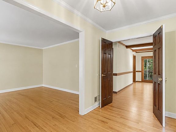 3rd image of 204 Fernbrook Cir