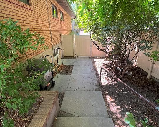 3rd image of 1870 Cresthill Dr