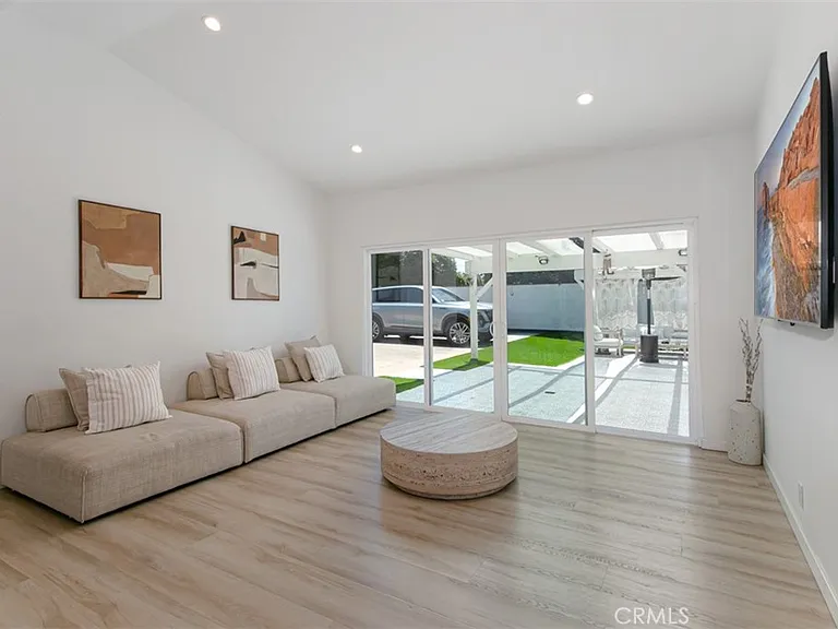 22841 Calvert St — Photo 13