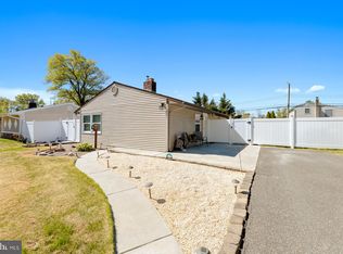 11 Midwood Ln, Levittown, PA 19054