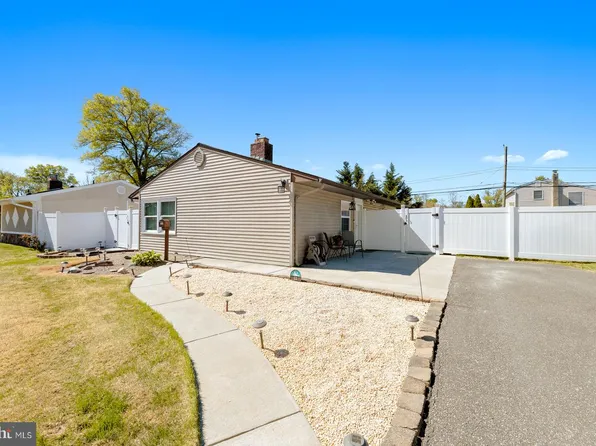 11 Midwood Ln, Levittown, PA 19054