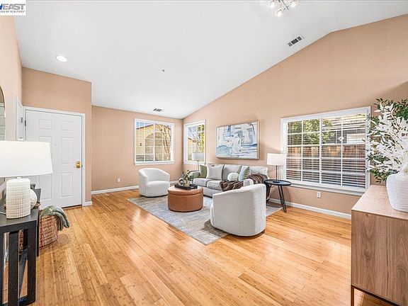 2nd image of 1727 Sutter St