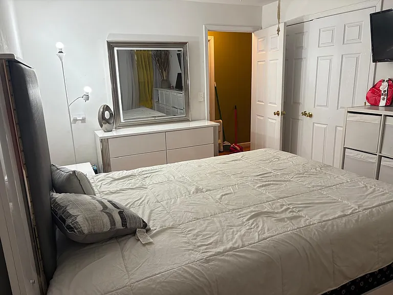 847 Bond St — Photo 3