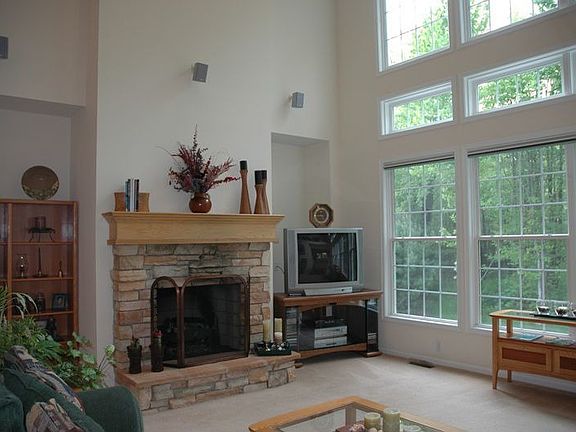 2-story great room w/ a dramatic wall of windows