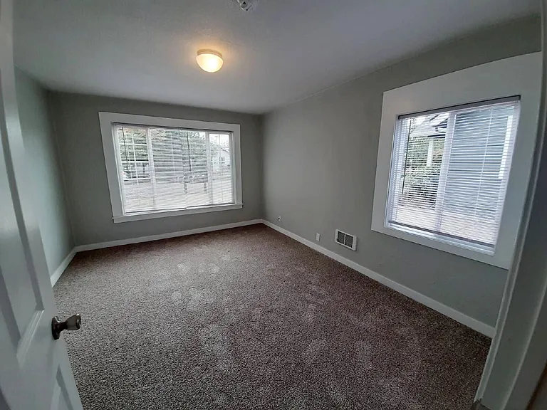 113 E Hilliard Ln — Photo 11