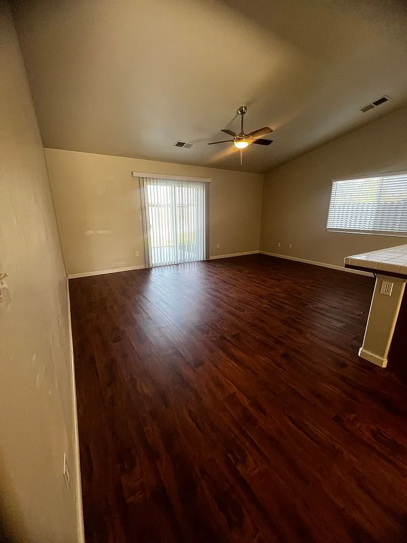 4114 S. Kent St. 3 Bedroom 2 Bathroom Sw Visalia — Photo 4