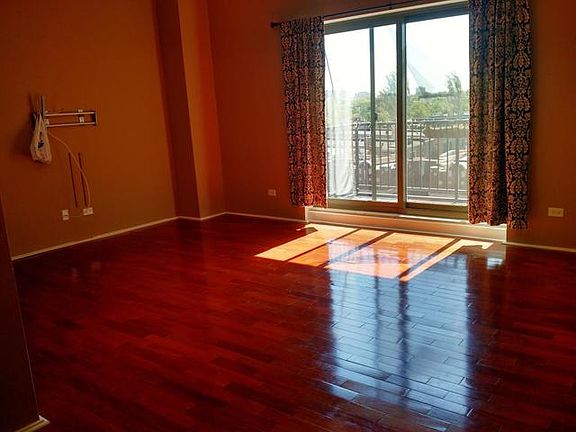 2nd image of 1000 E 53rd St Unit 513