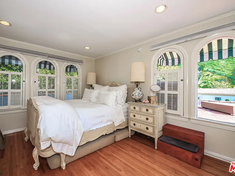 1367 N Beverly Dr — Photo 29