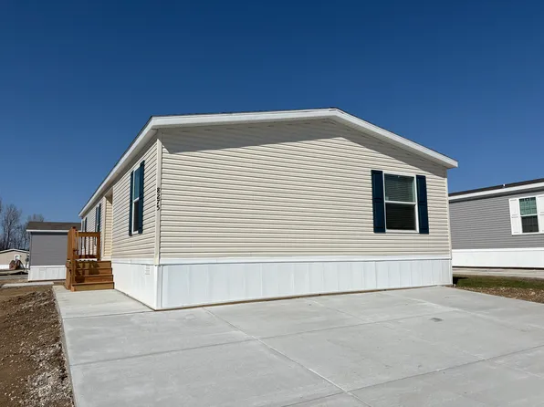 8275 W Decoy Dr, Fenton, MI 48430