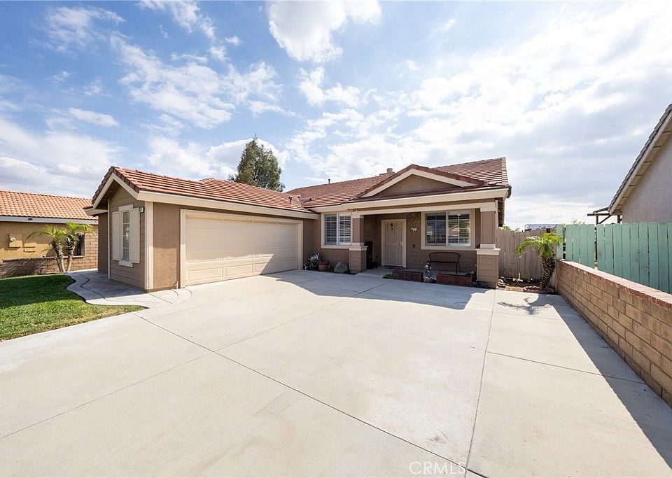 1st image of 817 Riverwalk Dr