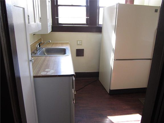5th image of 415 & 417 S Main Ave