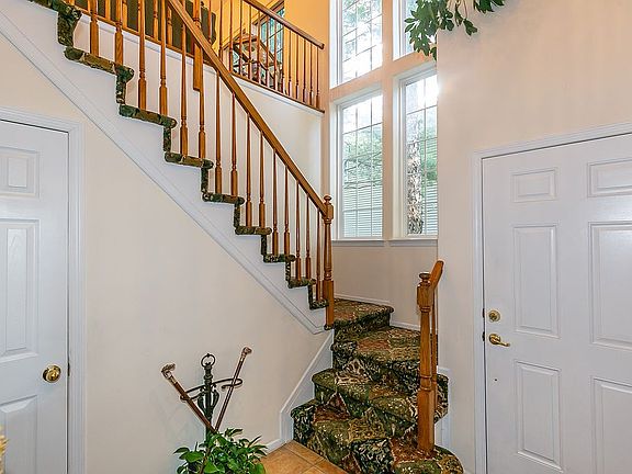 4th image of 87 Carriage Ln
