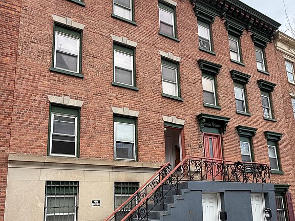 4th image of 58 S Swan St APT 1