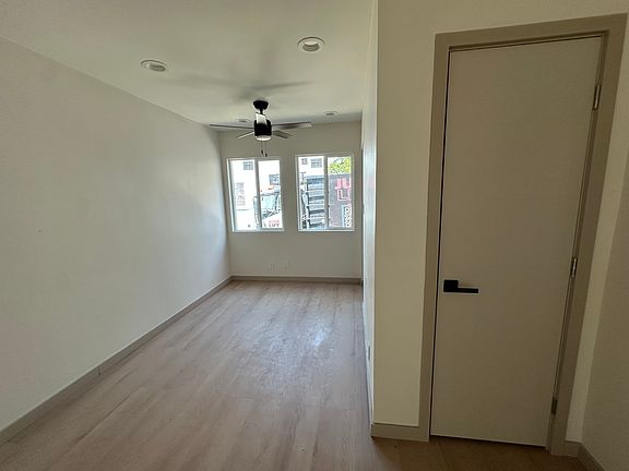 5th image of 15733 Victory Blvd #15733