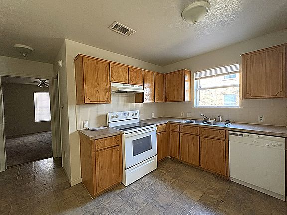 4th image of 2109 Jennifer Dr APT D