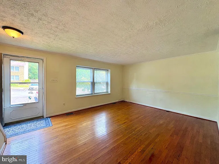 8112 Parkdale Ct — Photo 3