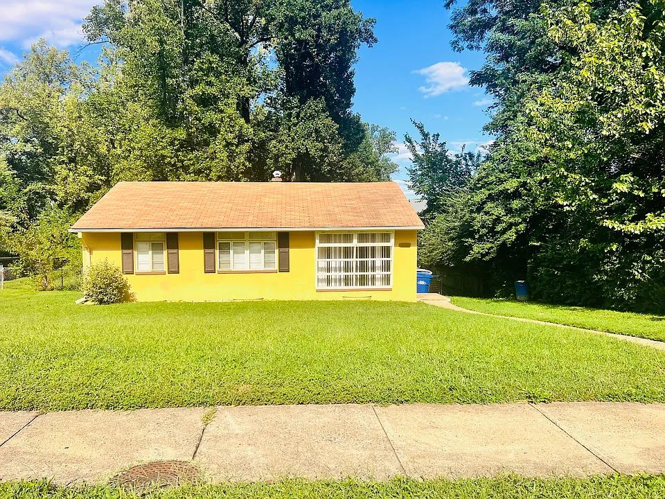6404 Maplewood Dr