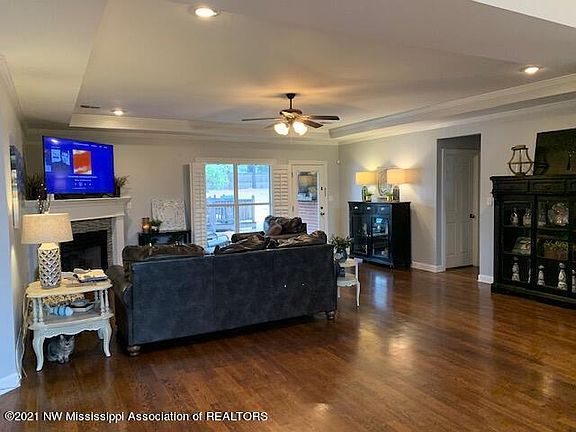 5th image of 3584 New Pointe Dr S