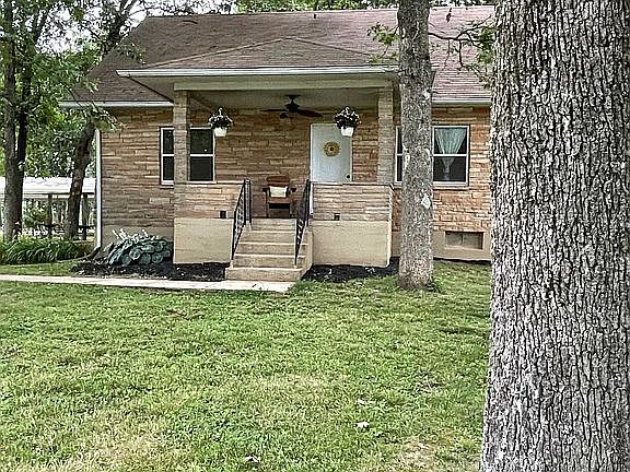 3rd image of 708 S Dilworth Ln
