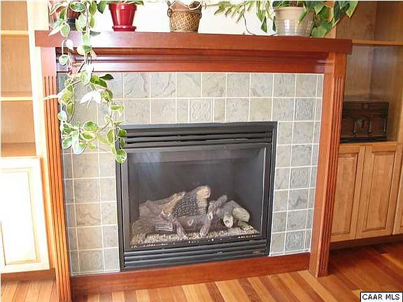 Gas log FP with tile surround