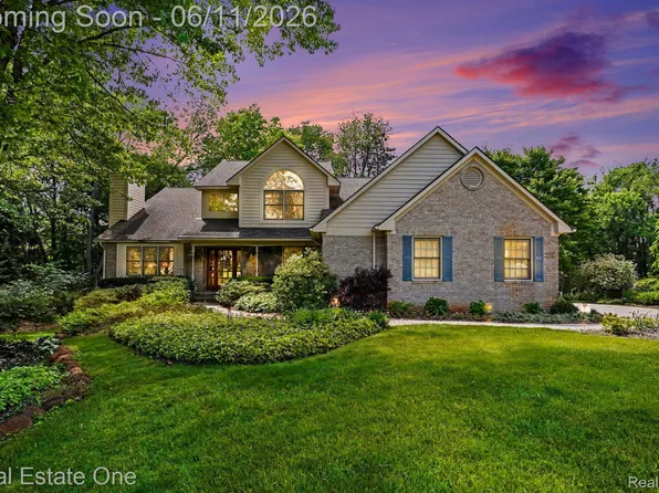 2958 Pine Needle Dr, White Lake, MI 48383