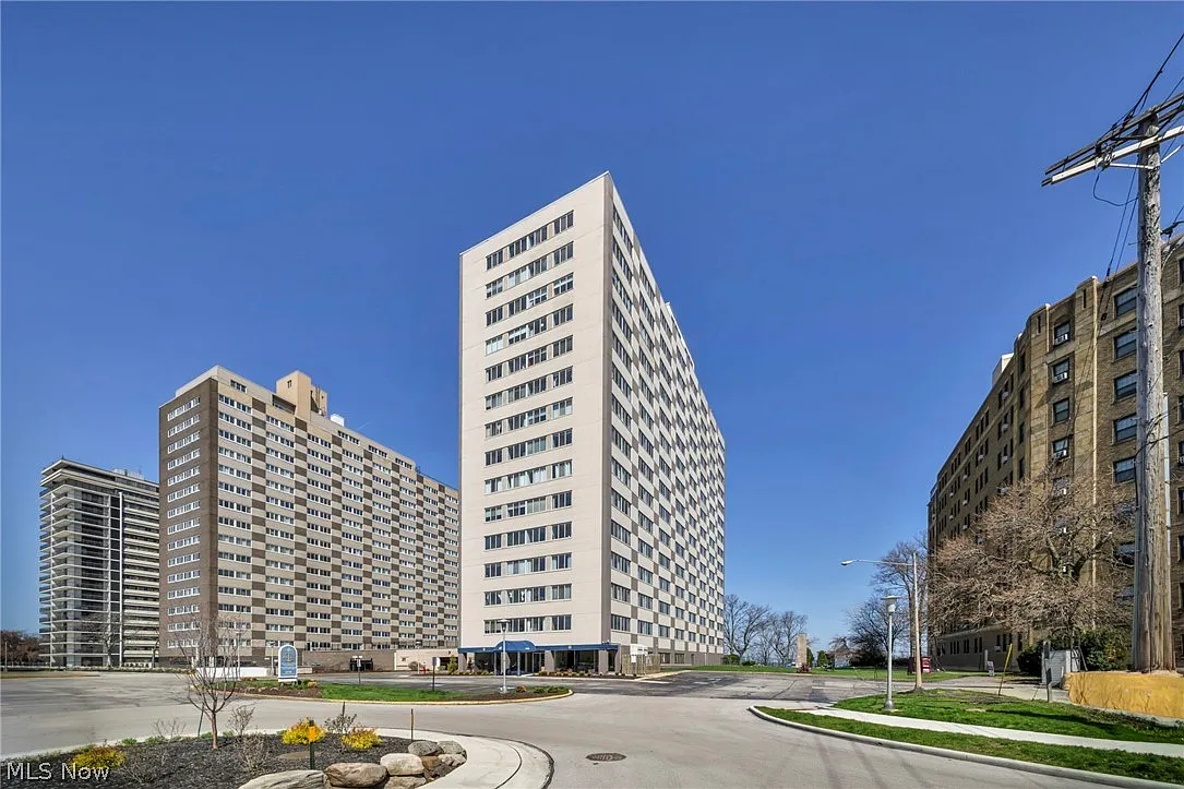 12520 Edgewater Dr APT 806 photo 1
