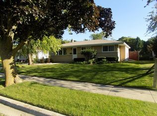 N85W14965 Macarthur Dr, Menomonee Falls, WI 53051