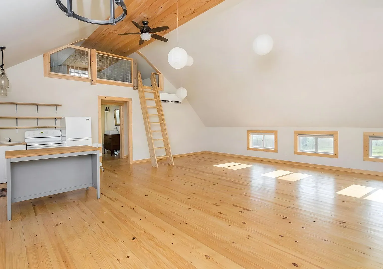 Barn-Style Modern Farmhouse with Mountain Views in Candler 30 Minutes to Downtown Asheville — Photo 3