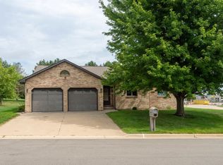 510 Maple Ridge St, Peosta, IA 52068