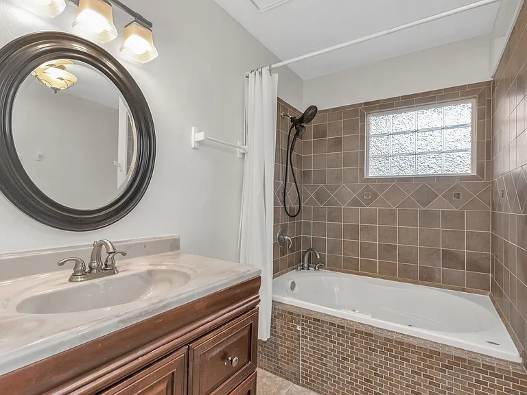 1708 Colonial Ct — Photo 10