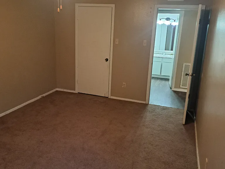 Peachtree Apartments — Photo 20