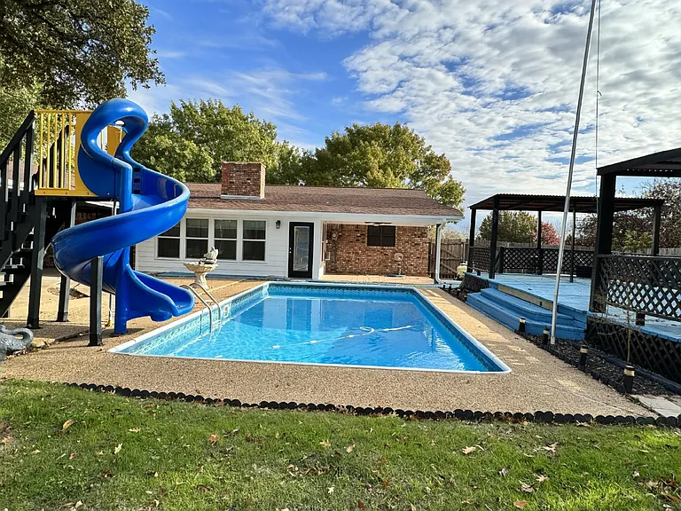 140 Towne West Dr — Photo 32