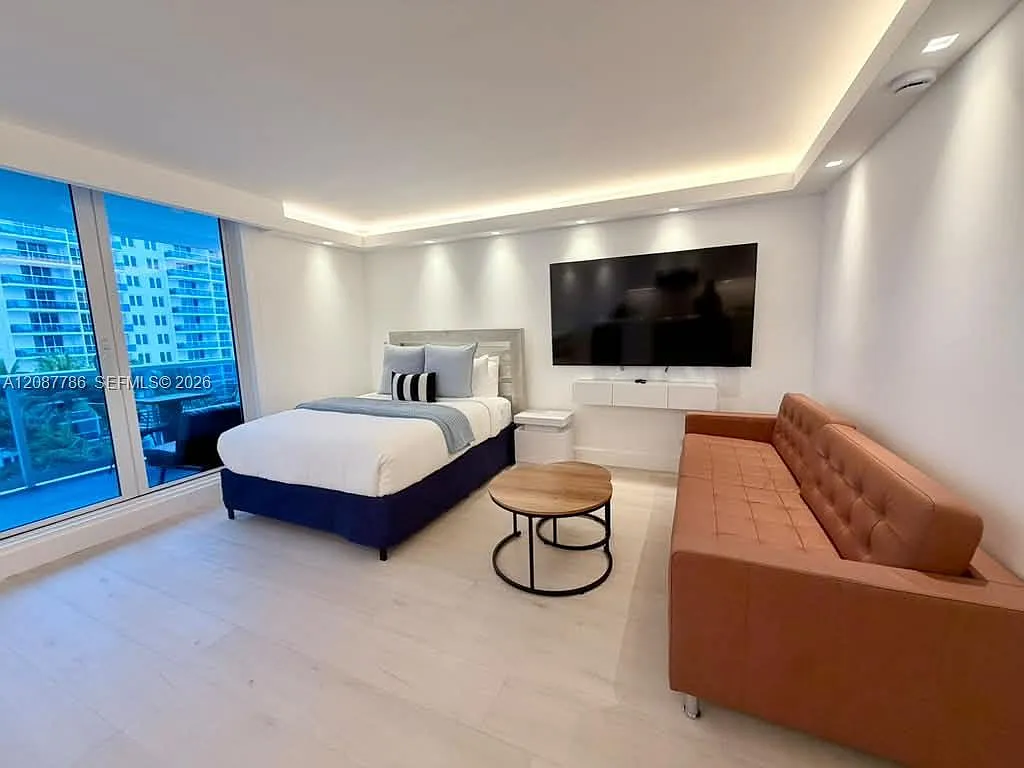 Roney Palace Condo — Photo 4