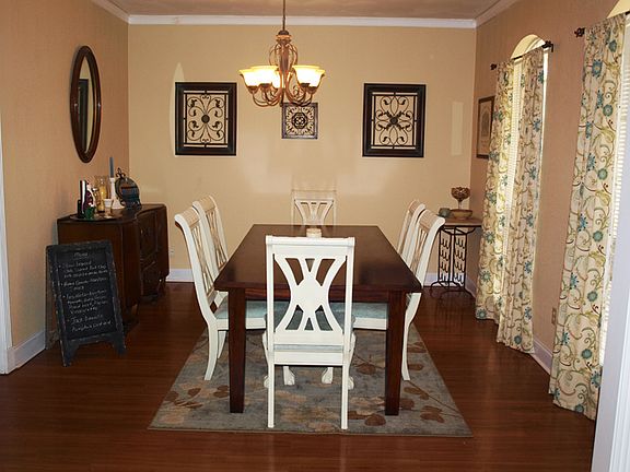 Formal Dining w/Moulding