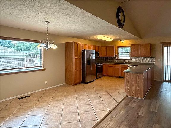 5th image of 1364 Hampshire Cir