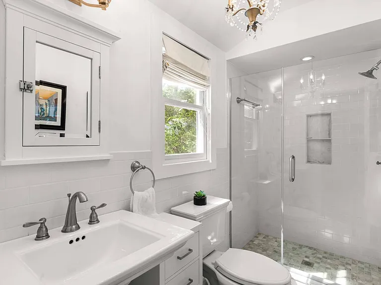 813 Edge Of Woods Rd — Photo 12