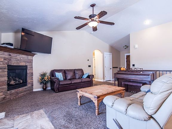 3rd image of 2580 Eastview Dr