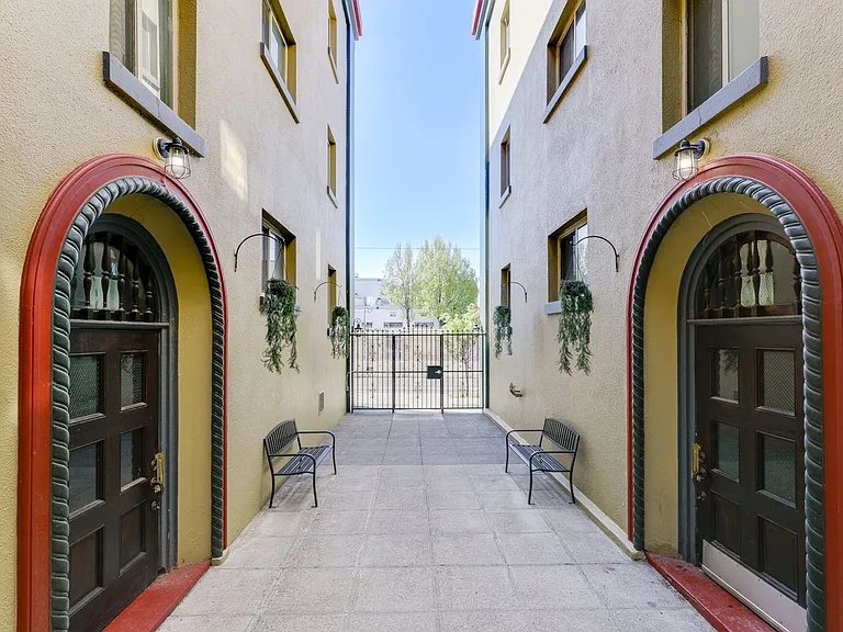 Chapman Court Aparments — Photo 15