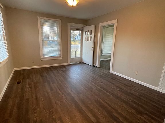 Living Room & Entry to Front Br1