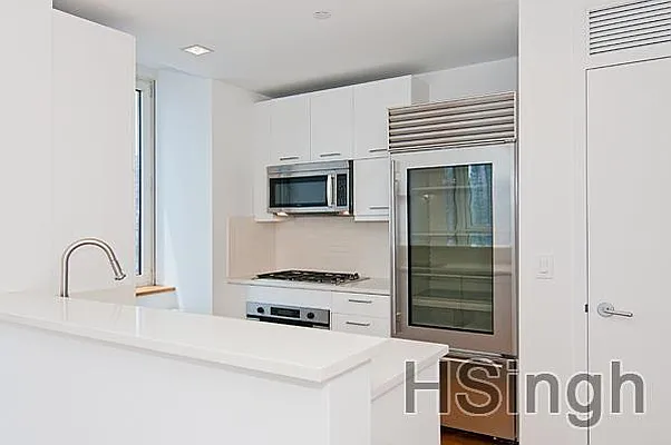 Sold by R New York | media 2