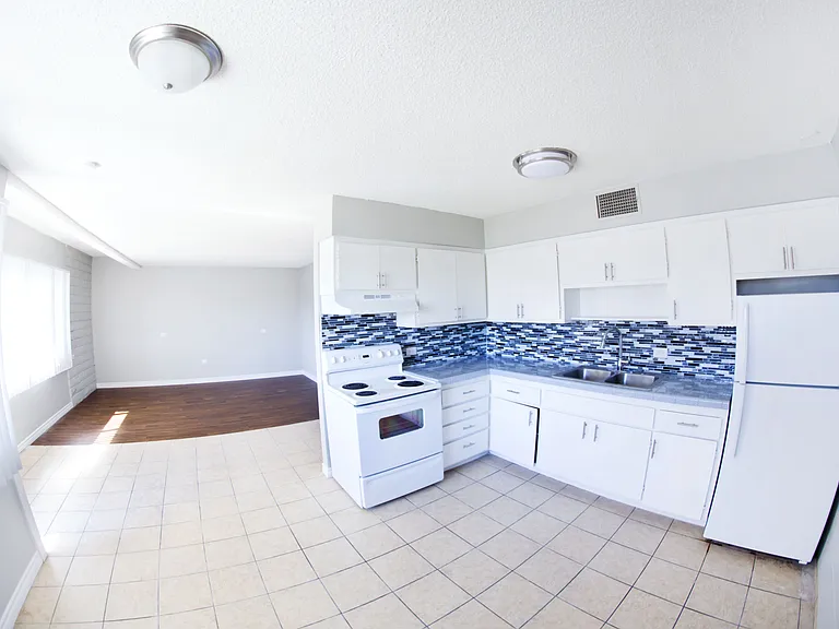 2575 Sherwood St — Photo 2