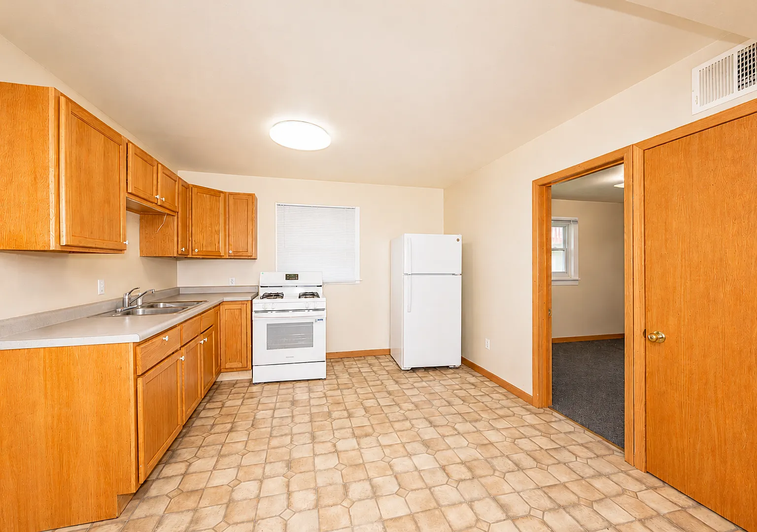 West Adams Apartments — Photo 1