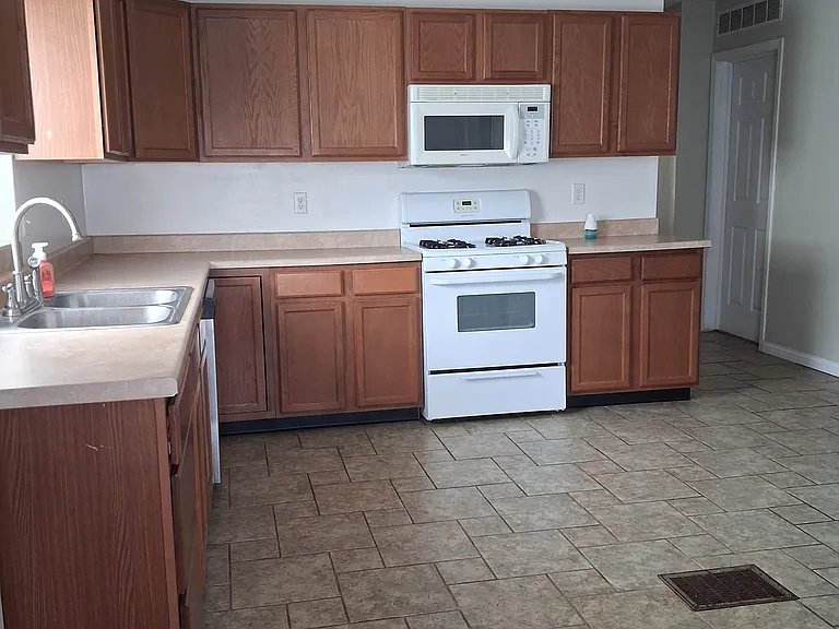 871 Ogan Ave — Photo 2