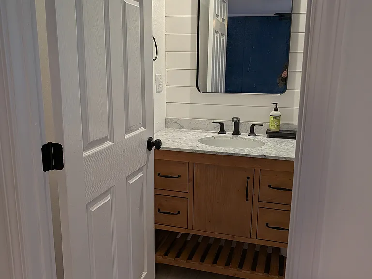 Primary bedroom's ensuite bathroom