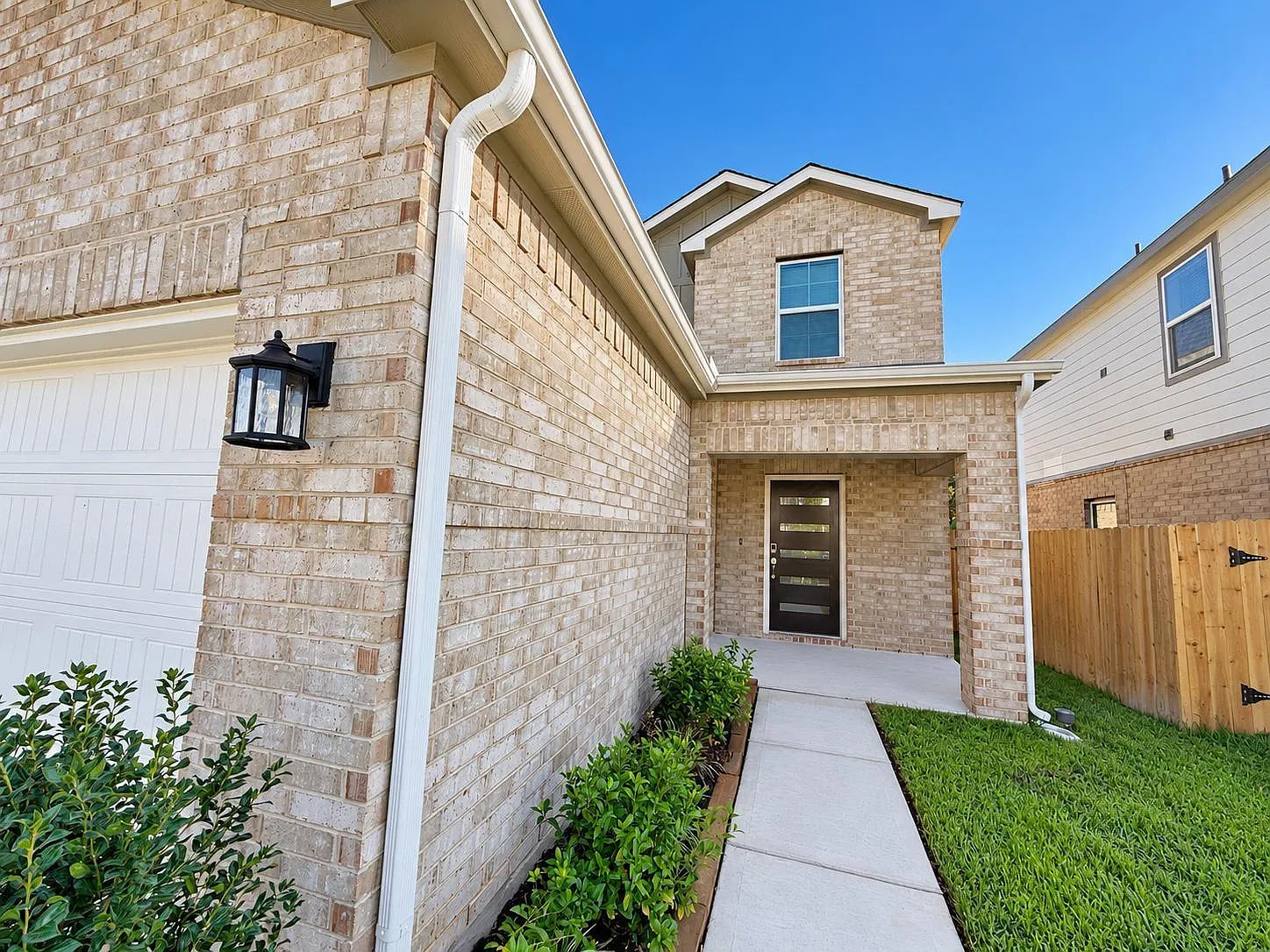 4 bed, 2.5 bath, $2,400 — Photo 2