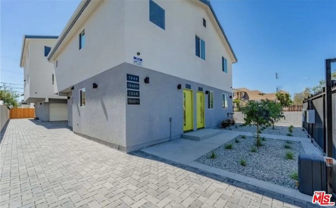 3 bed, 2.0 bath, 1200 sqft, $3,400 — Photo 2