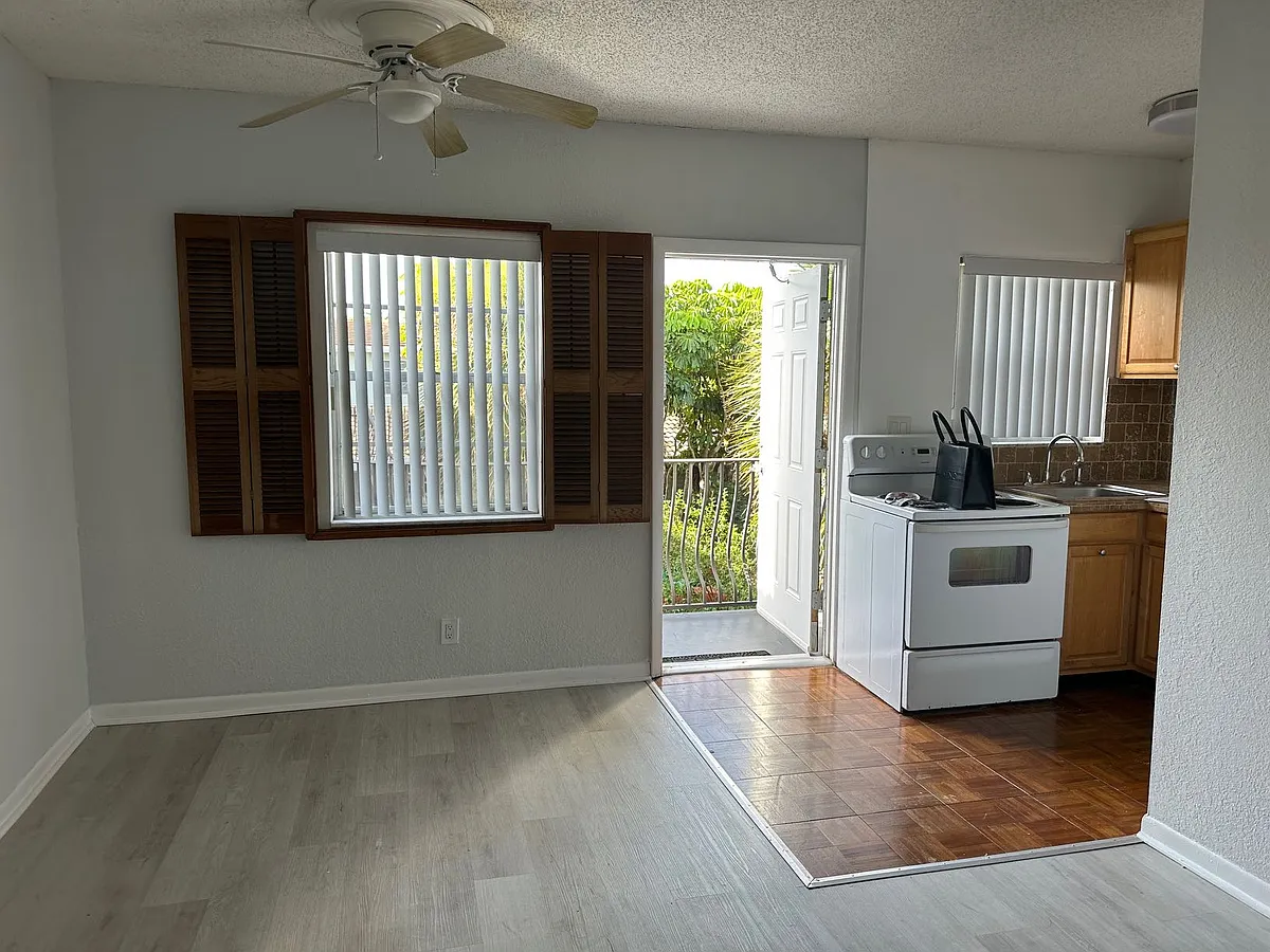 Building Photo - 2717 Middle River Dr #9