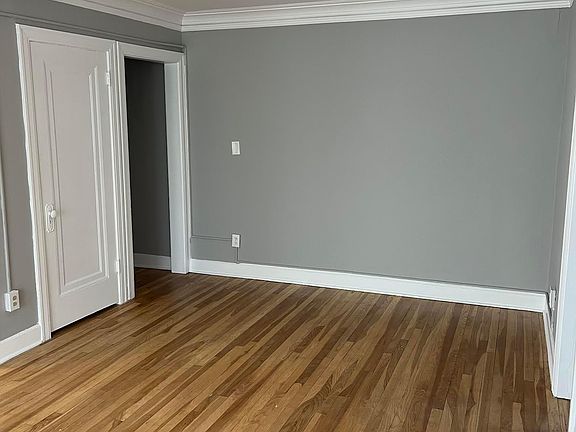 3rd image of 127 E 46th St APT 8