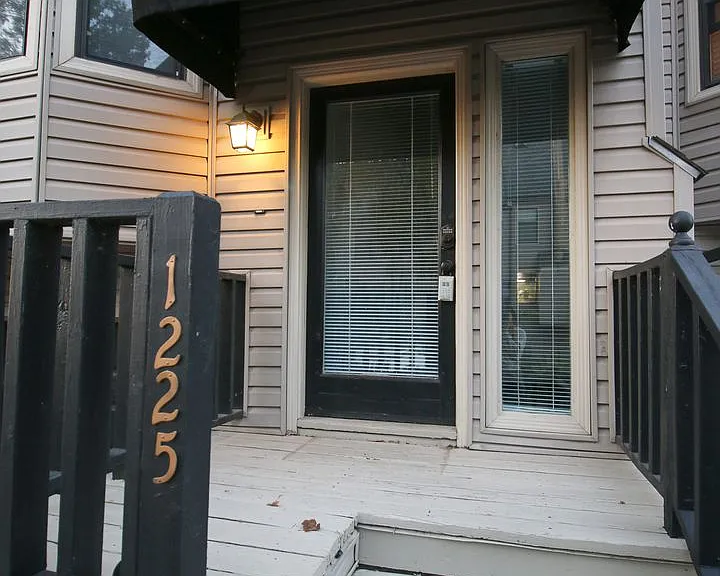 1225 S Lawton Ave — Photo 26