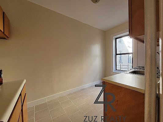 2nd image of 552 Parkside Ave #6B